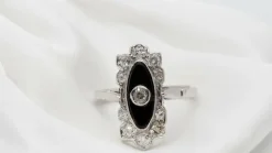 Bague Art Déco en platine, onyx et diamants