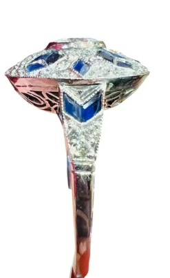 Bague Art Déco, en platine sertie de diamants et de saphirs