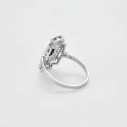 Bague Art déco en platine, saphir et diamants