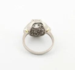 Bague Art Déco en platine avec diamant central et diamants environnants