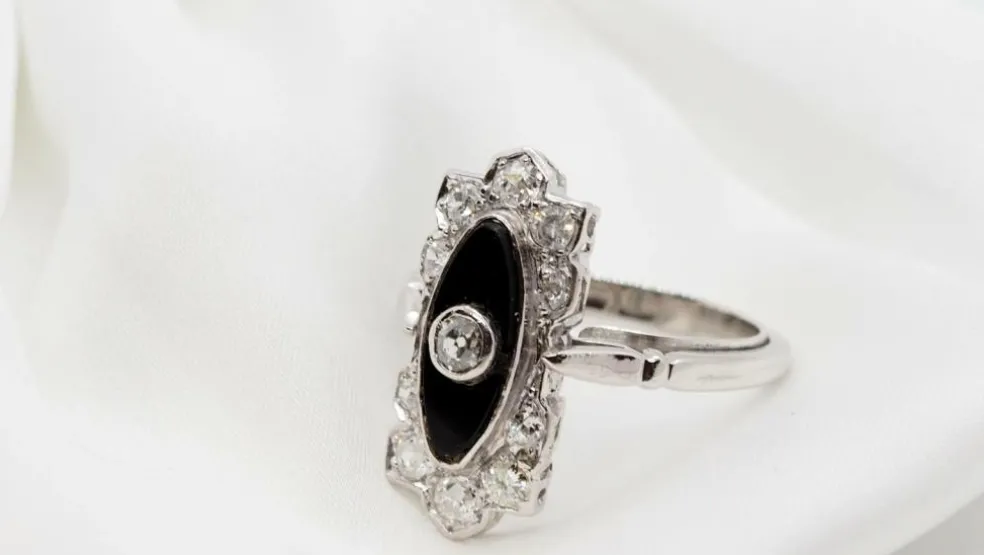 Bague Art Déco en platine, onyx et diamants