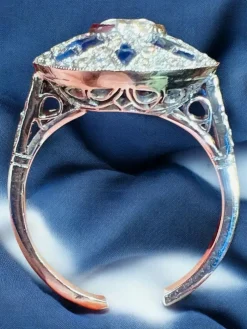 Bague Art Déco, en platine sertie de diamants et de saphirs