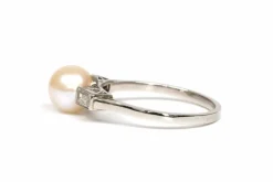 Bague Art Déco or blanc, perle, diamants baguette