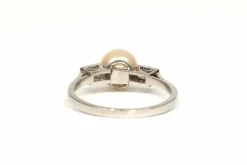 Bague Art Déco or blanc, perle, diamants baguette