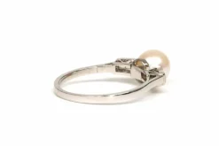 Bague Art Déco or blanc, perle, diamants baguette
