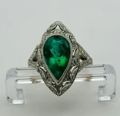 Bague Art Déco or blanc, platine, émeraude naturelle, diamants