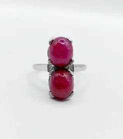 Bague Art Déco Platine et 6,70 carats cabochon rubis et diamant triangle (1950)