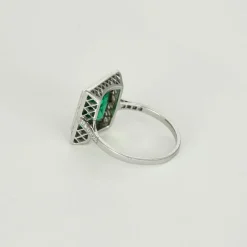 Bague Art Déco, platine et émeraude