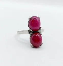 Bague Art Déco Platine et 6,70 carats cabochon rubis et diamant triangle (1950)