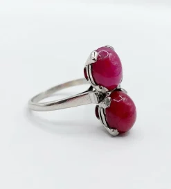 Bague Art Déco Platine et 6,70 carats cabochon rubis et diamant triangle (1950)