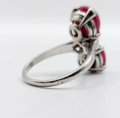 Bague Art Déco Platine et 6,70 carats cabochon rubis et diamant triangle (1950)