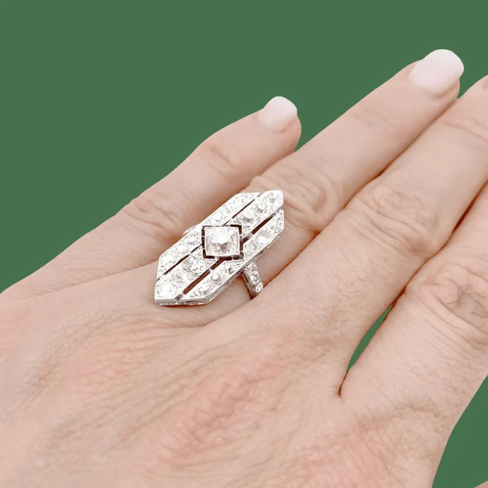 Bague Art Déco, platine et diamants.