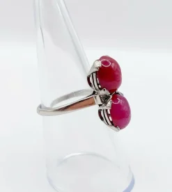 Bague Art Déco Platine et 6,70 carats cabochon rubis et diamant triangle (1950)