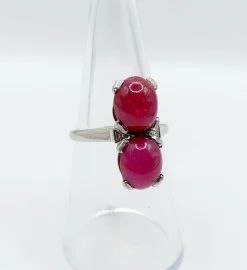 Bague Art Déco Platine et 6,70 carats cabochon rubis et diamant triangle (1950)