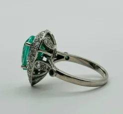 Bague Art Déco platine, émeraude naturelle, diamants.