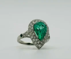 Bague Art Déco platine, émeraude naturelle, diamants.
