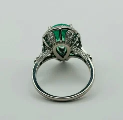 Bague Art Déco platine, émeraude naturelle, diamants.