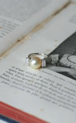 Bague Art Déco platine, perle, diamants baguettes