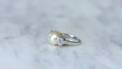 Bague Art Déco platine, perle, diamants baguettes