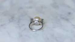 Bague Art Déco platine, perle, diamants baguettes