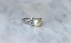 Bague Art Déco platine, perle, diamants baguettes