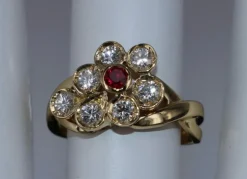 Bague Art Déco Rubis birman et diamants en or jaune