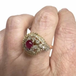Bague Art Déco rubis cabochon diamants