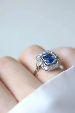 Bague Art Déco Saphir de Ceylan 2.68 Cts et Diamants