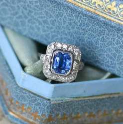 Bague Art Déco Saphir de Ceylan 2.68 Cts et Diamants