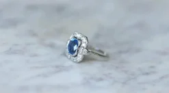 Bague Art Déco Saphir de Ceylan 2.68 Cts et Diamants