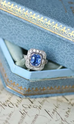 Bague Art Déco Saphir de Ceylan 2.68 Cts et Diamants