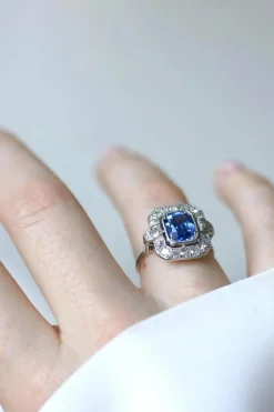 Bague Art Déco Saphir de Ceylan 2.68 Cts et Diamants