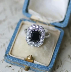 Bague Art Déco Saphir Octogonal et Diamants