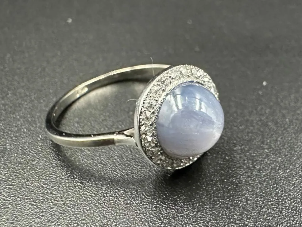 Bague Art Déco Saphir étoilé et diamants, Or et Platine