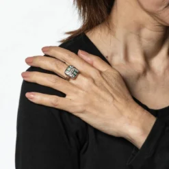 Bague Art Déco vintage en or blanc avec diamants et émeraude