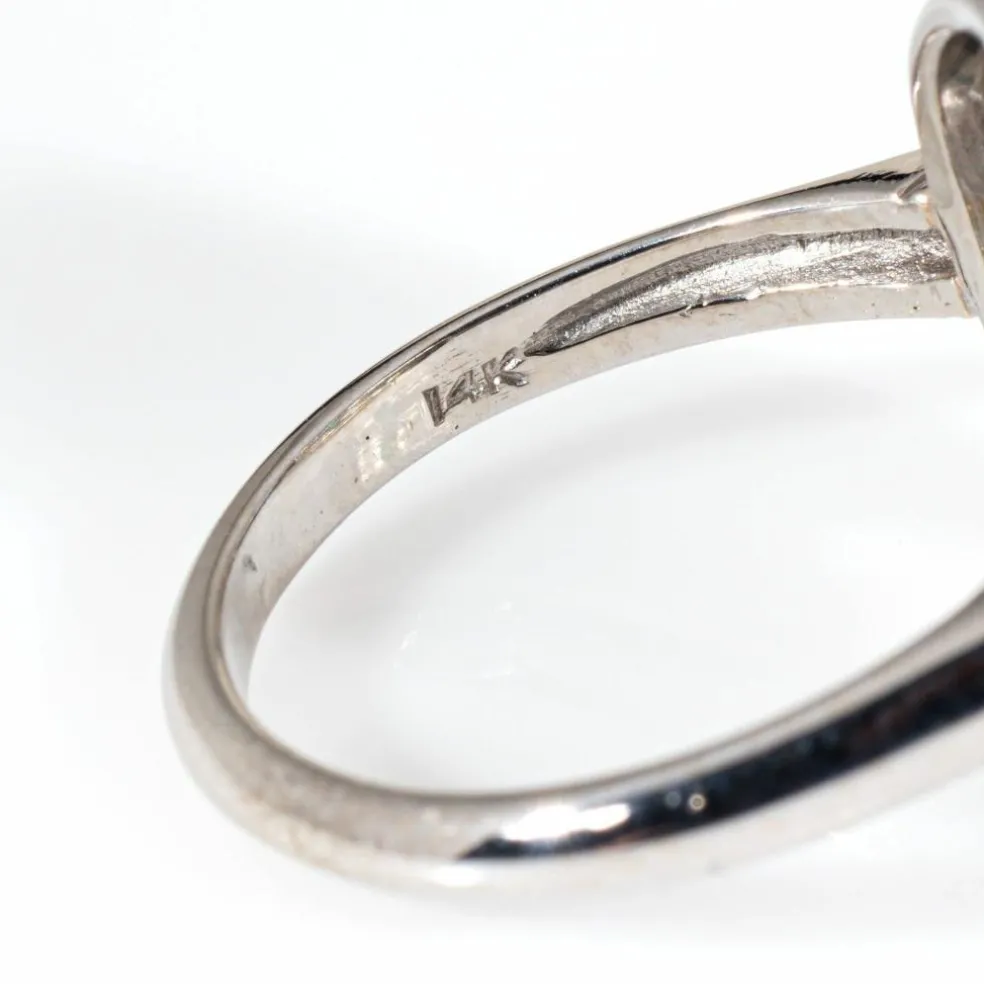 Bague Art Déco vintage en or blanc avec diamants et émeraude