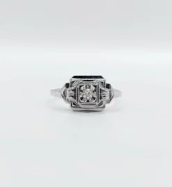 Bague art deco or blanc 18k ornée d'un diamant rond dans une monture géométrique finement travaillée (circa 1930)