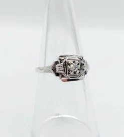 Bague art deco or blanc 18k ornée d'un diamant rond dans une monture géométrique finement travaillée (circa 1930)