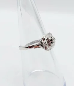 Bague art deco or blanc 18k ornée d'un diamant rond dans une monture géométrique finement travaillée (circa 1930)