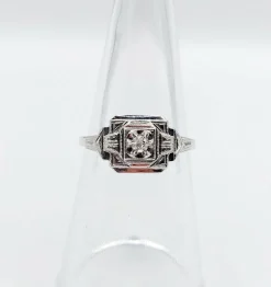 Bague art deco or blanc 18k ornée d'un diamant rond dans une monture géométrique finement travaillée (circa 1930)