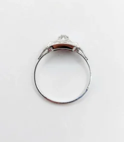 Bague art deco or blanc 18k ornée d'un diamant rond dans une monture géométrique finement travaillée (circa 1930)