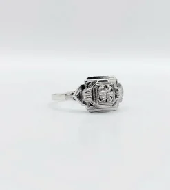 Bague art deco or blanc 18k ornée d'un diamant rond dans une monture géométrique finement travaillée (circa 1930)