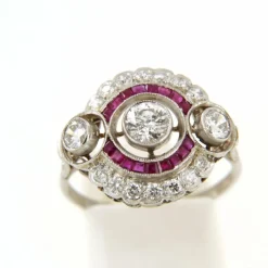 Bague Art Deco, platine, diamants et rubis calibrés