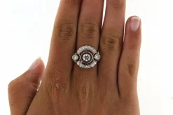 Bague Art Deco, platine, diamants et rubis calibrés