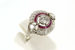 Bague Art Deco, platine, diamants et rubis calibrés