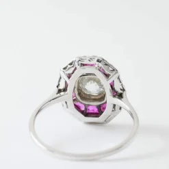 BAGUE ART DECO RUBIS CALIBRES ET DIAMANTS OR GRIS 18K