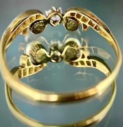 Bague Art Nouveau décor de fleur de Lys en argent sur or