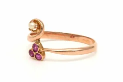 Bague Art Nouveau en or jaune 18 carats sertie d'une perle et de rubis de synthèse