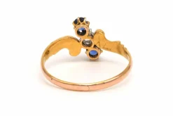 Bague Art Nouveau en or jaune 18 carats sertie de saphirs et d'un diamant