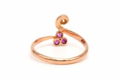 Bague Art Nouveau en or jaune 18 carats sertie d'une perle et de rubis de synthèse